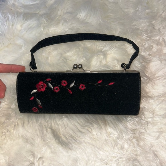 Black and Red Floral Embroidered Clutch - Picture 2 of 6